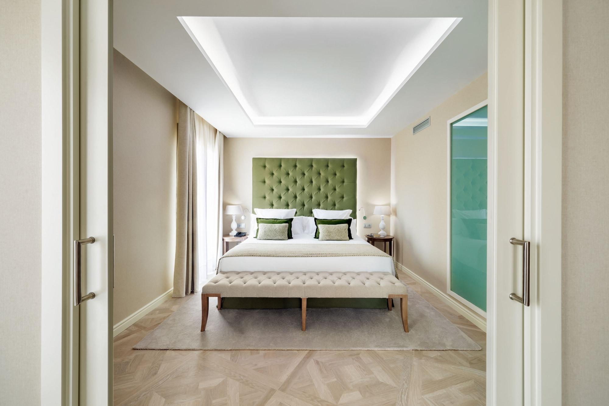 Lamaro Hotel Barcelona Kültér fotó A bedroom at The Dorchester