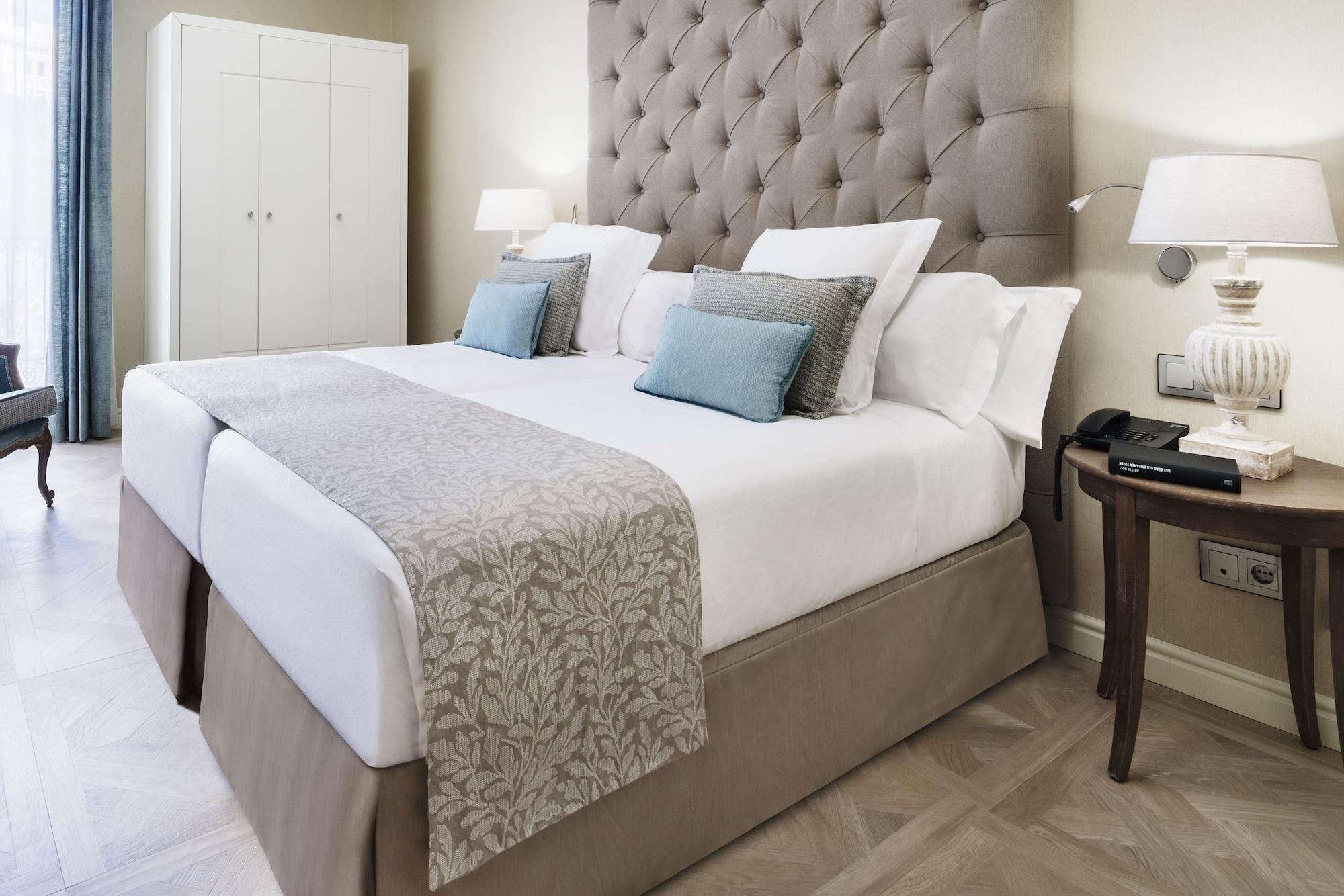 Lamaro Hotel Barcelona Kültér fotó A bed with a bed skirt