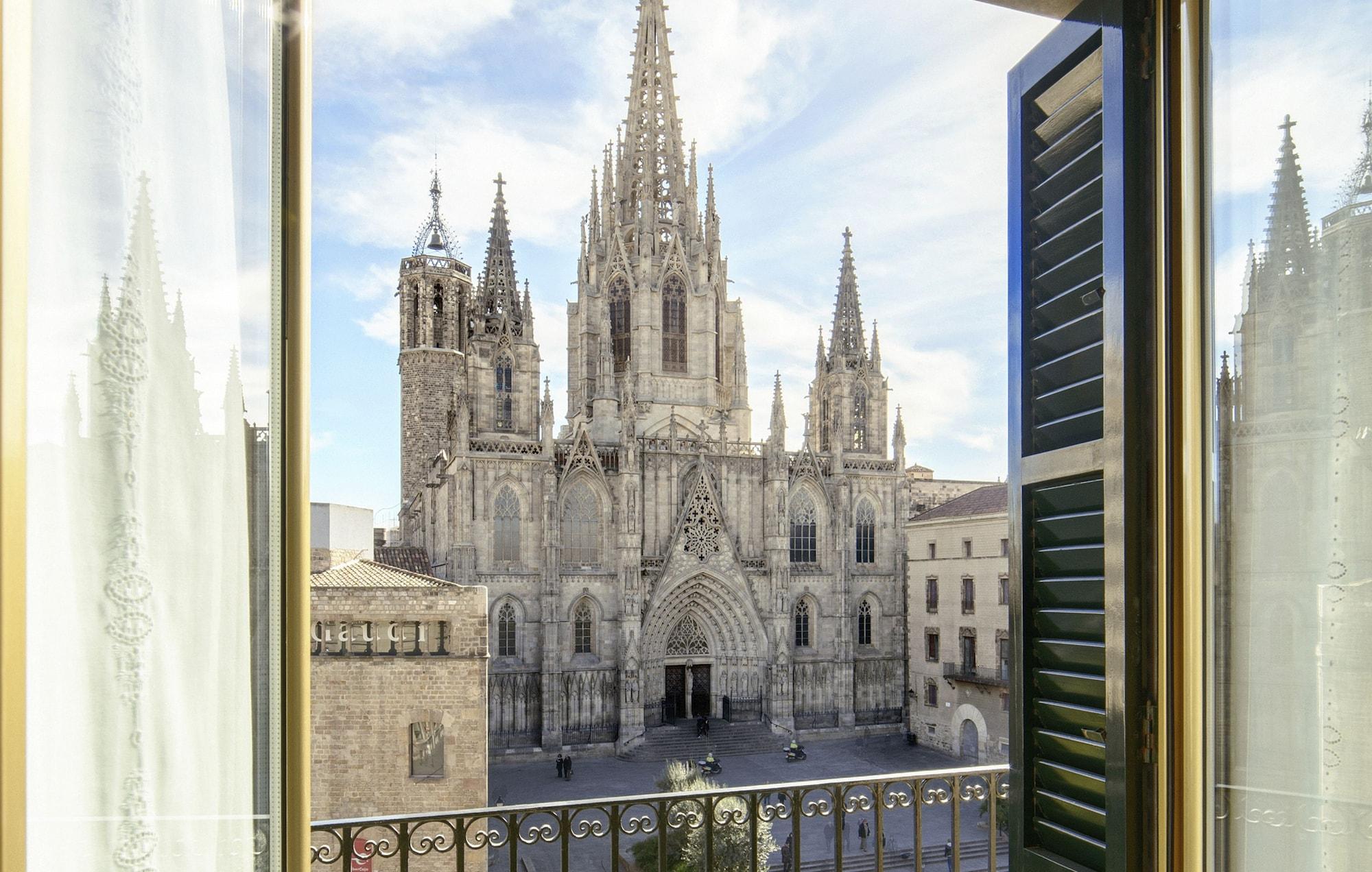 Lamaro Hotel Barcelona Kültér fotó View of the cathedral from the hotel