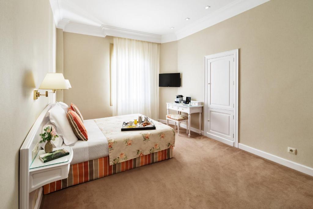 Lamaro Hotel Barcelona Kültér fotó A room at the hotel