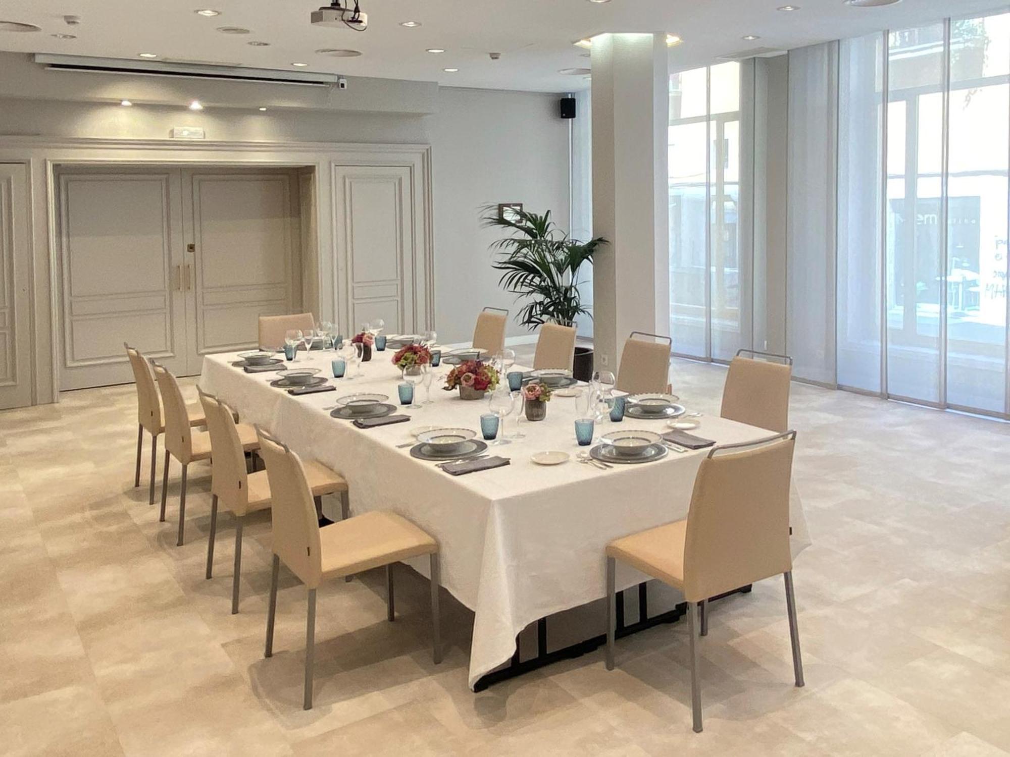 Lamaro Hotel Barcelona Kültér fotó The dining room at the Royal Society