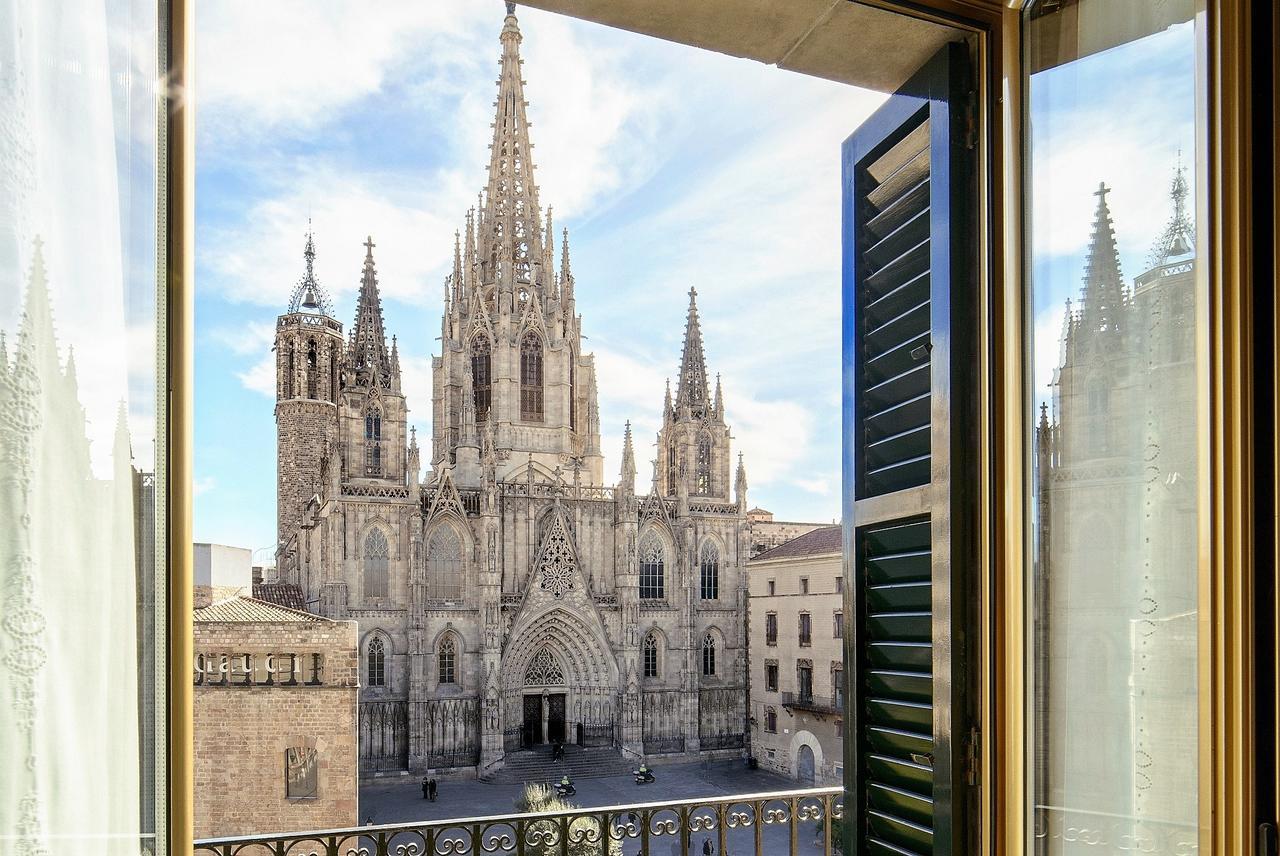 Lamaro Hotel Barcelona Kültér fotó View of the cathedral from the hotel
