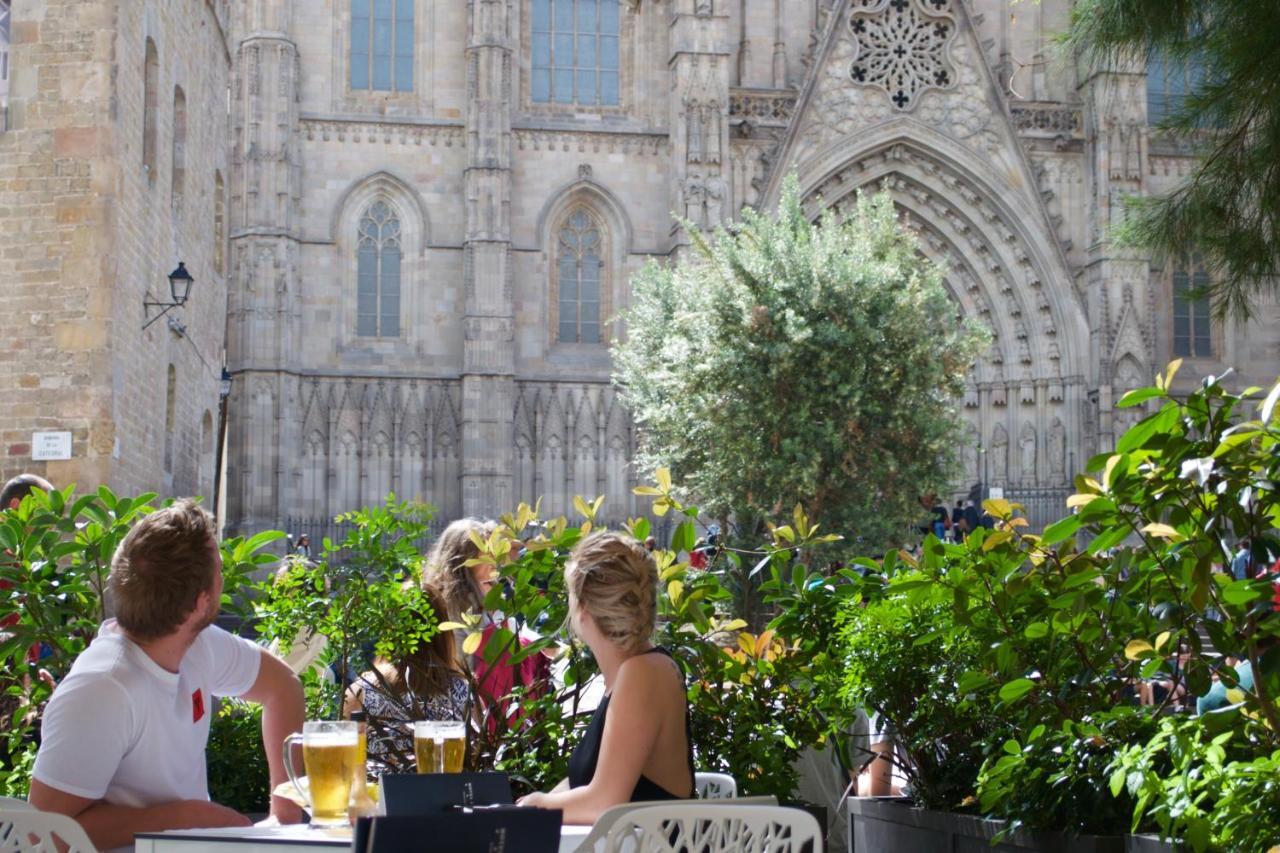 Lamaro Hotel Barcelona Kültér fotó A terrace in front of the cathedral